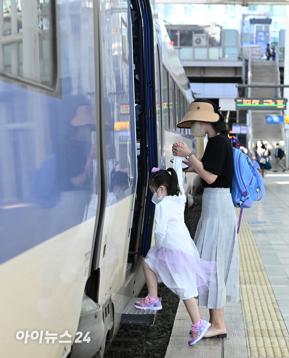 추석 명절 연휴를 하루 앞둔 17일 오후 서울 중구 서울역에서 귀성객이 열차에 탑승하고 있다.