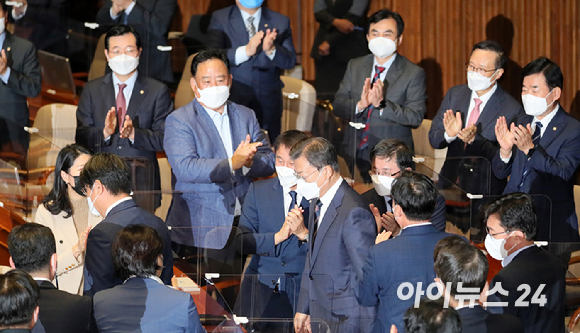 25일 문재인 대통령이 2022년도 예산안 시정연설을 하기 위해 국회 본회의장으로 들어서고 있다.