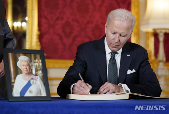 조 바이든 미국 대통령이 엘리자베스 2세 영왕 조문록을 작성하고 있다. [사진=뉴시스 ]