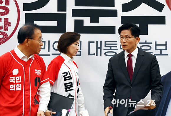 김문수 국민의힘 대통령 후보가 15일 오전 서울 여의도 국회에서 열린 긴급 기자회견에 참석하고 있다. [사진=곽영래 기자]