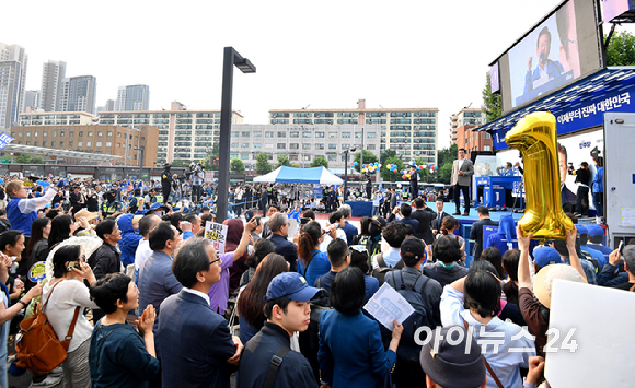 이재명 더불어민주당 대선 후보가 29일 오후 서울 서초구 고속버스터미널 앞에서 유세를 하고 있다. [사진=곽영래 기자]
