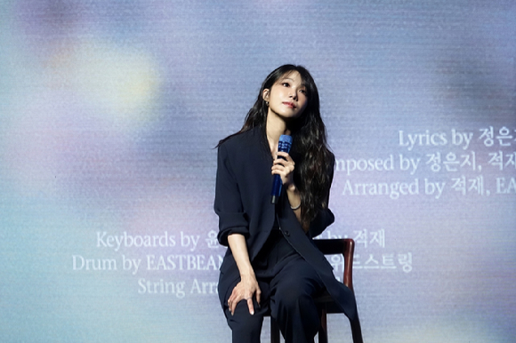 정은지가 최근 서울 모처에서 진행한 신보 '서머, 아이' 발매 기념 음악감상회에서 신보에 대해 설명하고 있다. [사진=빌리언스]