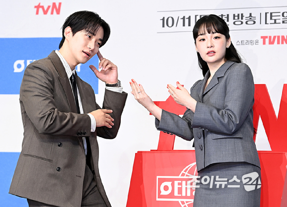 배우 이준호, 김민하가 1일 오후 서울 구로구 더링크서울 트리뷰트 포트폴리오 호텔에서 열린 tvN 새 토일 '태풍상사' 제작발표회에서 포토타임을 갖고 있다. [사진=곽영래 기자]