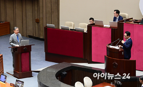 조현 외교부 장관이 10일 서울 여의도 국회에서 열린 외교&middot;통일&middot;안보 분야 대정부질문에서 박선원 더불어민주당 의원의 질의에 답하고 있다. [사진=정소희 기자]