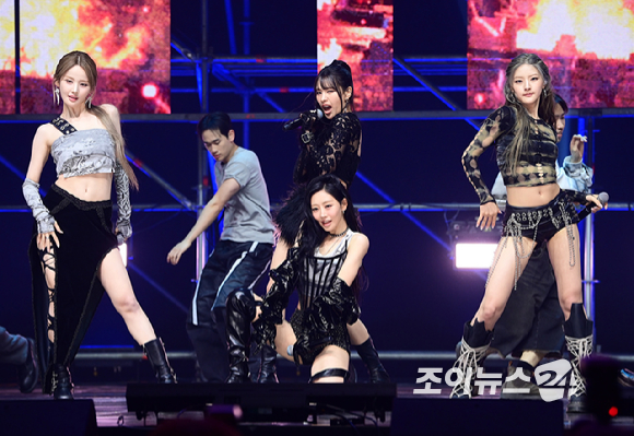 그룹 키스오브라이프가 6일 오후 서울 용산구 블루스퀘어에서 열린 키스오브라이프(KISS OF LIFE)새 싱글 앨범 'Who is she' 발매 기념 쇼케이스에 참석해 무대를 선보이고 있다. [사진=정소희 기자]