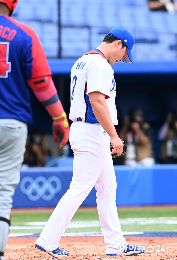 7일 일본 가나가와현 요코하마 스타디움에서 2020 도쿄올림픽 야구 한국과 도미니카공화국의 동메달결정전이 펼쳐졌다. 한국 오승환이 8회초 1사 만루 폭투로 동점을 허용하자 아쉬워하고 있다.