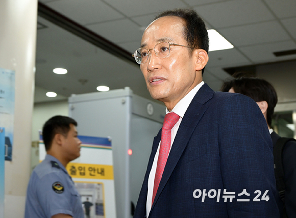 내란 중요임무 종사 혐의로 기소된 추경호 대구시장 당선인이 17일 서울 서초구 서울중앙지방법원에서 열린 1심 속행 공판에 출석하고 있다. [사진=사진공동취재단 ]