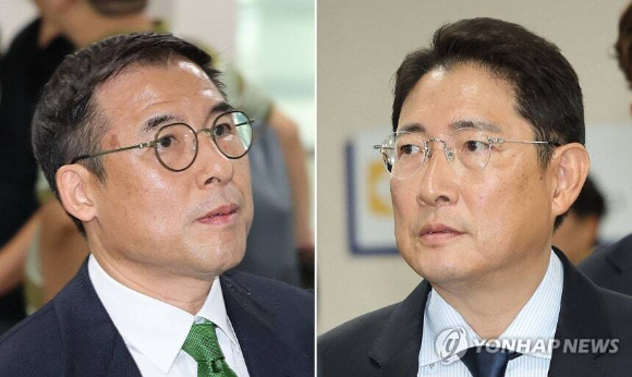 조현준 효성그룹 회장(오른쪽)과 조현문 전 효성그룹 부사장이 21일 서울 서초구 서울중앙지법에서 열린 조 전 부사장의 강요미수 혐의 사건 공판에출석하고 있다. [사진=연합뉴스]