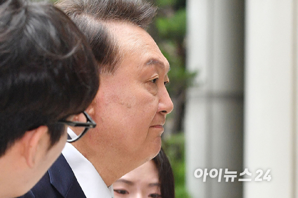 윤석열 전 대통령이 지난 3일 서울 서초구 서울중앙지방법원에서 열린 내란 우두머리 혐의·직권남용 권리행사 방해 혐의 사건 9차 공판에 출석하고 있다. [사진=사진공동취재단]
