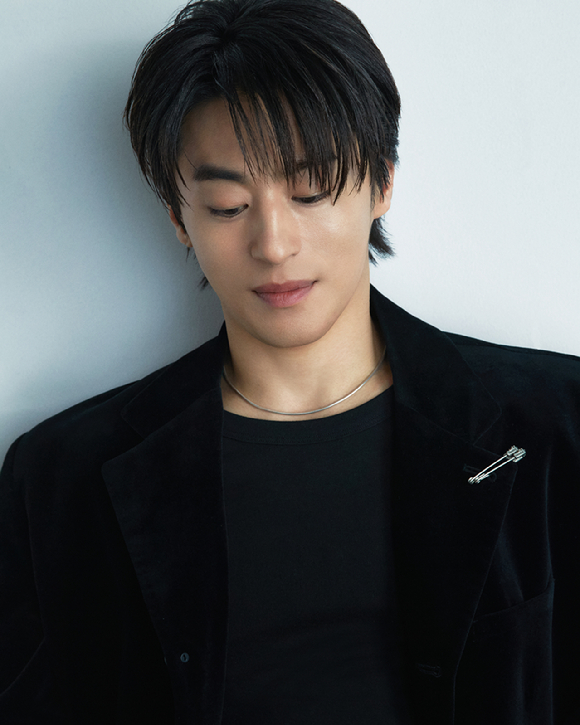 배우 구교환이 영화 '만약에 우리' 인터뷰에 앞서 포즈를 취하고 있다. [사진=(주)쇼박스]