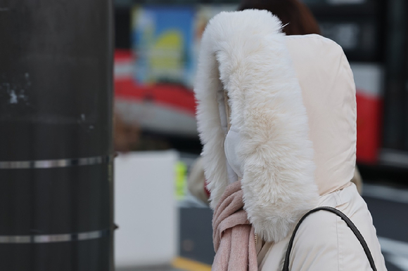 강추위가 찾아온 가운데 서울 종로구 광화문네거리에서 외투, 모자로 무장한 시민이 이동하고 있다. [사진=연합뉴스]