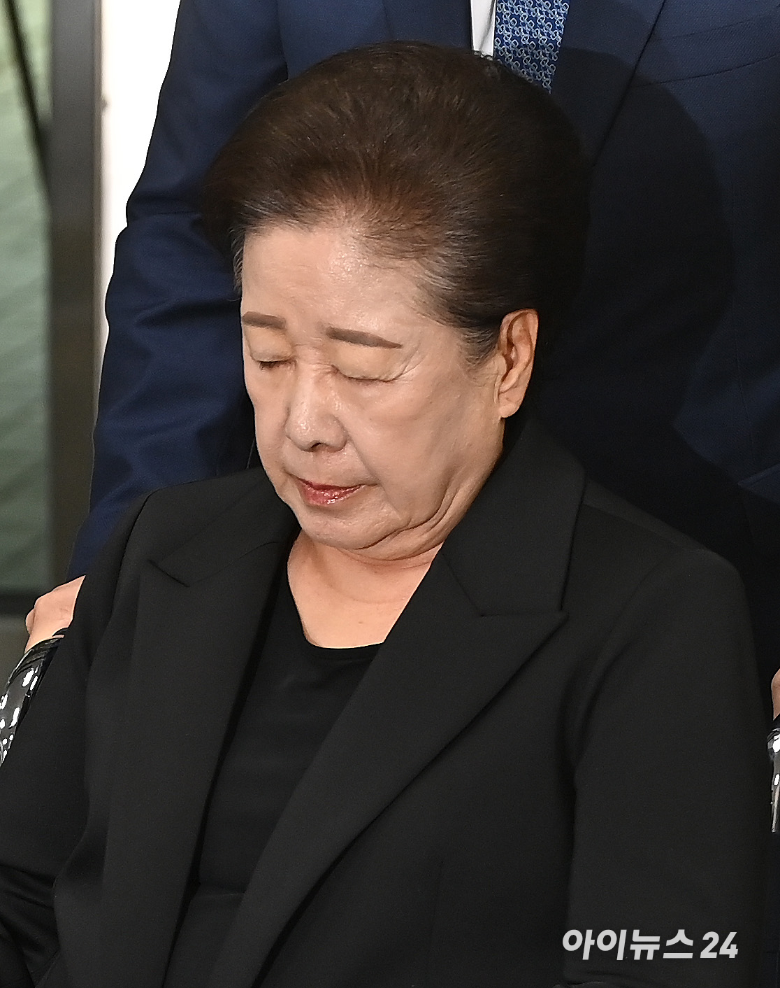 권성동 국민의힘 의원에게 불법 정치자금을 전달한 혐의 등을 받고 있는 한학자 통일교 총재가 22일 서울 서초구 서울중앙지법으로 구속 전 피의자 심문(영장실질심사)에 출석하고 있다. [사진=곽영래 기자]