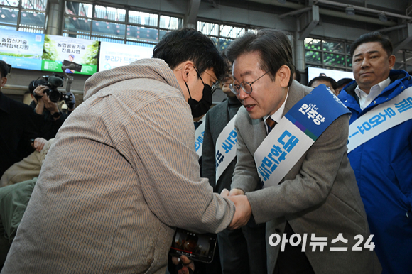 이재명 더불어민주당 대표가 8일 오전 서울 용산구 용산역에서 시민들을 만나 설 귀성인사를 하고 있다. [사진=정소희 기자]