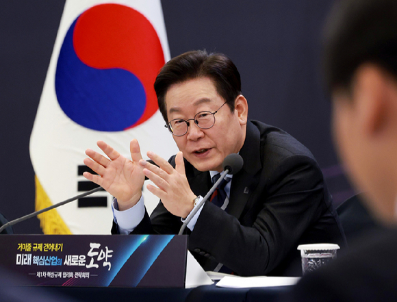 이재명 대통령이 15일 서울 성북구 한국과학기술연구원(KIST)에서 열린 제1차 핵심규제 합리화 전략회의에서 참석자들과 토론하고 있다. 2025.9.15 [대통령실통신사진기자단] [사진=연합뉴스]