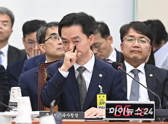 김지용 중대범죄수사청장이 26일 국회 행정안전위원회에서 열린 행정안전부, 중앙선거관리위원회 등에 대한 국정감사에 출석하고 있다. [사진=곽영래 기자]