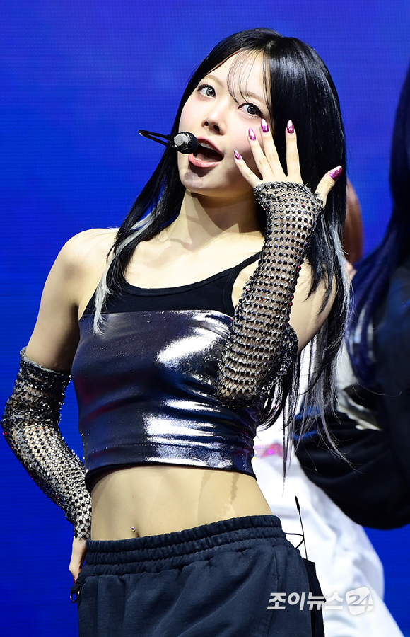그룹 르세라핌(LE SSERAFIM) 홍은채가 29일 오후 서울 광진구 광장동&nbsp;예스24라이브홀에서 열린 미니 4집 '크레이지(CRAZY)' 쇼케이스에 참석해 타이틀곡 'CRAZY' 무대를 선보이고 있다. [사진=정소희 기자]