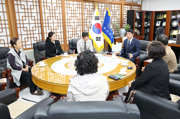 남관우 전주시의장이 덕진지구 적십자봉사회와 간담회를 갖고 있다. [사진=전주시의회 ]