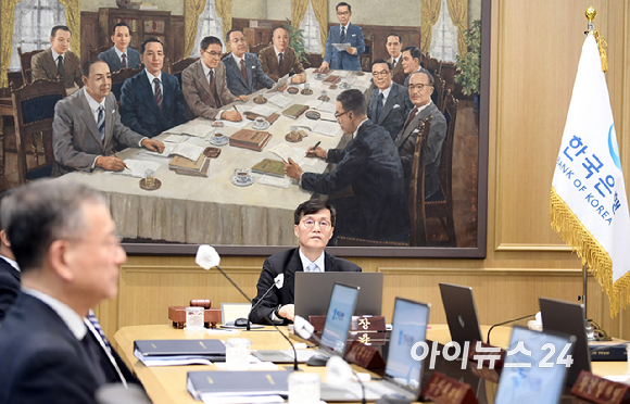 이창용 한국은행 총재가 11일 서울 중구 한국은행 본관에서 열린 금융통화위원회에서 회의를 주재하고 있다. [사진=사진공동취재단]