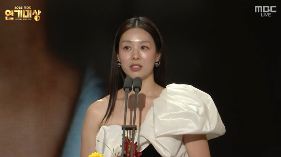 장신영이 30일 서울 상암 MBC신사옥 미디어센터에서 열린 '2025 MBC 연기대상'에서 수상소감을 이야기 하고 있다. [사진=MBC 방송화면 캡처]