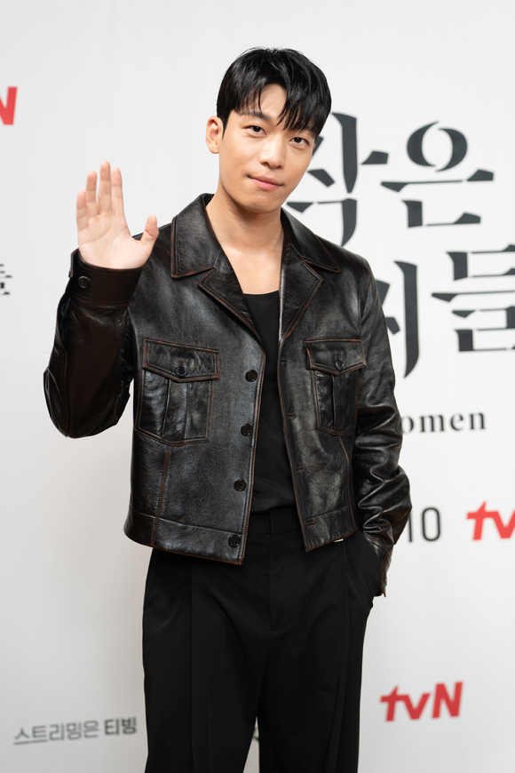 배우 위하준이 29일 온라인으로 진행된 tvN 새 토일드라마 '작은 아씨들' 제작발표회에 참석해 포즈를 취하고 있다. [사진=tvN]