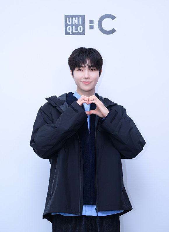 배우 황인엽이 3일 서울 삼청동에서 열린 '25FW UNIQLO : C 컬렉션' 글로벌 런칭 행사 포토콜에 참석하고 있다. [사진=유니클로]