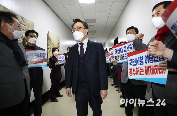 김진욱 고위공직자범죄수사처(공수처) 처장이 30일 서울 국회 법제사법위원회 회의에 출석해 공수처 해체 촉구 피켓을 들고 의원총회를 하고 있는 국민의힘 의원들에게 인사를 위해 이동하고 있다. [사진=김성진 기자]