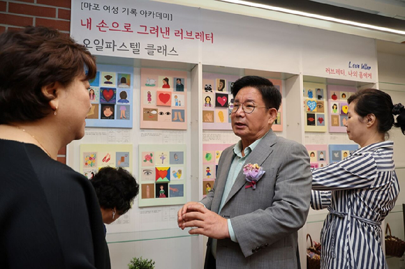 박강수 마포구청장이 마포여성동행센터에서 열린 마포 여성 기록 아카데미에서 작가와 소통하고 있다. [사진=마포구]