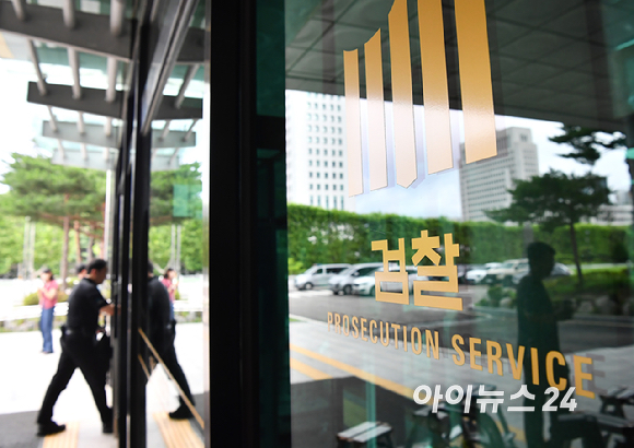 윤석열 전 대통령이 12&middot;3 비상계엄 관련 내란&middot;외환 관련 사건 수사를 맡은 조은석 특별검사팀의 2차 소환에 불응한 1일 서울 서초구 서울고등검찰청에 직원 등이 들어가고 있다. [사진=곽영래 기자]