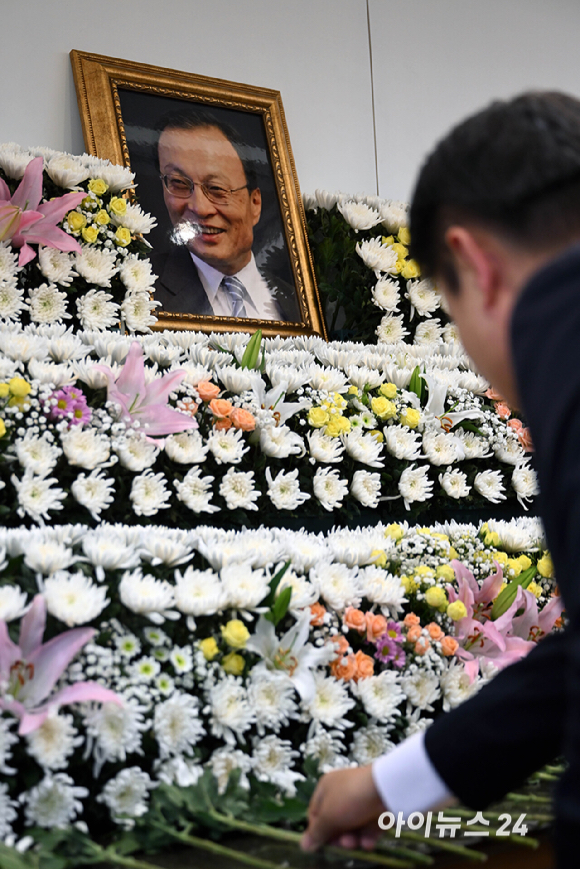 27일 오전 서울 종로구 서울대학교병원 장례식장에 마련된 故 이해찬 전 국무총리의 빈소에서 한 시민이 조문하고 있다. [사진=사진공동취재단]