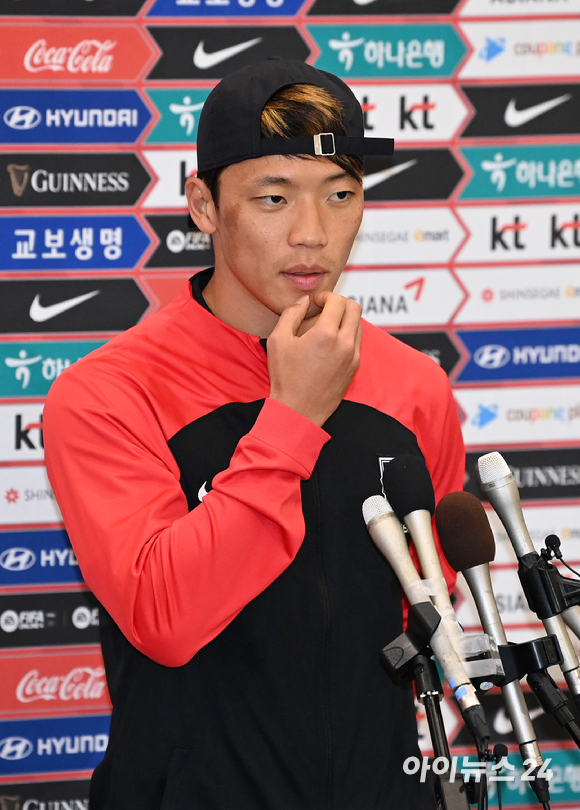 대한민국 축구 국가대표팀 황희찬이 7일 오후 인천국제공항을 통해 귀국한 후 인터뷰를 하고 있다. [사진=김성진 기자]