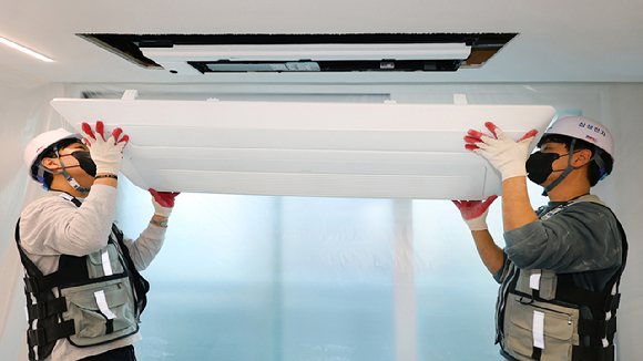 설치 기사들이 '삼성 인테리어핏 키트'를 활용해 비스포크 무풍 시스템에어컨을 설치하고 있다. [사진=삼성전자]