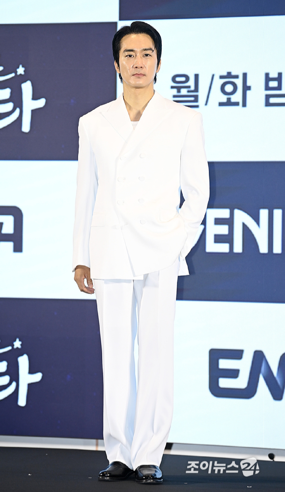 배우 송승헌이 12일 오후 서울 구로구 더 세인트에서 열린 지니 TV '금쪽같은 내 스타' 제작발표회에서 포토타임을 갖고 있다. [사진=곽영래 기자]