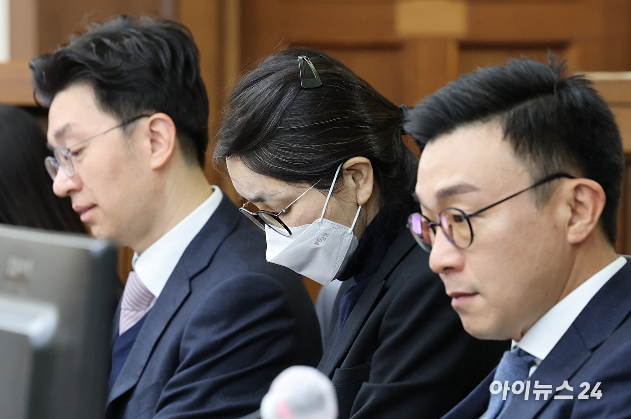 2025년 12월 3일 서울 서초구 서울중앙지방법원에서 주가조작과 통일교 청탁 등의 혐의를 받는 김건희 씨의 결심공판 진행된 가운데 김건희 씨가 피고인 자리에 앉아있다. [사진=사진공동취재단]