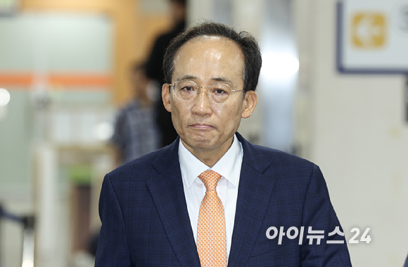 계엄 해제 표결 방해 혐의를 받고 있는 추경호 전 국민의힘 원내대표가 8일 서울 서초구 서울중앙지방법원에서 열리는 공판에 출석하고 있다. [사진=사진공동취재단 ]