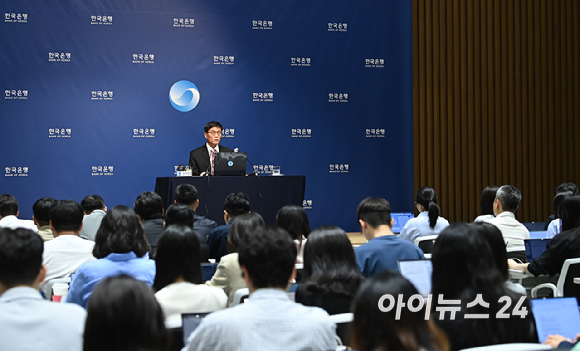 이창용 한국은행 총재가 29일 서울 중구 한국은행에서 열린 금통위 금리 결정에 대한 기자간담회에서 발언하고 있다. [사진=곽영래 기자]
