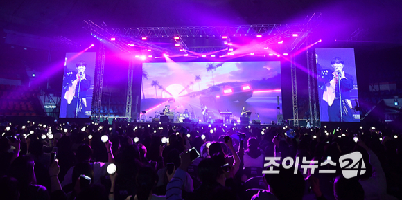 밴드 소란이 21일 오후 서울 송파구 잠실학생체육관에서 열린 '2026 JOY콘서트 - 보이스 오브 스프링(Voice of spring)'에서 무대를 선보이고 있다.고품격 엔터테인먼트 경제지 조이뉴스24와 인터넷종합지 아이뉴스24가 주최하는 '보이스 오브 스프링'은 올해로 세 번째를 맞았다. 이번 공연엔 엔플라잉(N.Flying/이승협, 차훈, 김재현, 유회승, 서동성), 소란(SORAN/고영배), 에이엠피(AxMxP/하유준, 김신, 크루, 주환)가 함께해 현장감이 넘치는 밴드 사운드로 관객과 열렬히 교감했다. [사진=곽영래 기자]