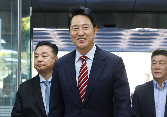 오세훈 서울시장이 서울시장직 유지 여부가 달린 '명태균 여론조사 대납 의혹' 항소심 선고일인 23일 서울 서초구 서울고법에 도착해 법정으로 향하고 있다. 2026.10.23 [사진=연합뉴스]