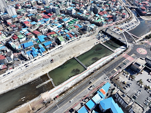 드론 촬영한 영동천 하상주차장 전경. [사진=영동군]