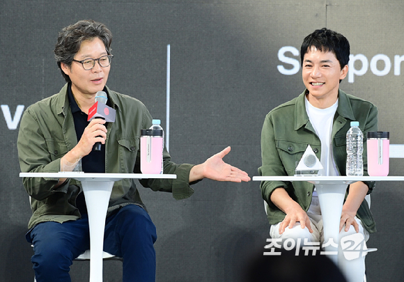 배우 유재명과 김영민이 9일 부산 해운대구 영화의전당에서 열린 제31회 부산국제영화제 '수능, 출제의 비밀' 오픈토크에 참석하고 있다. [사진=정소희 기자]