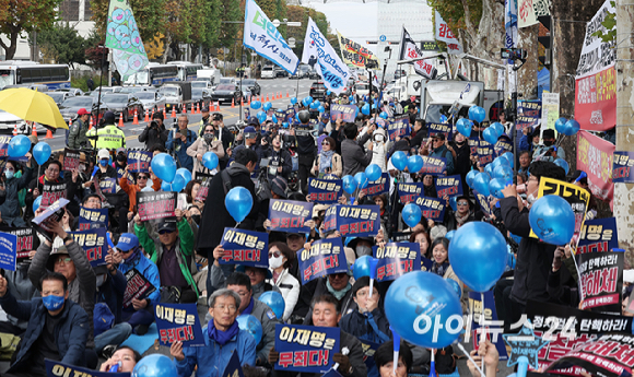 민주시민 국민항쟁 추진연대 회원들이 15일 오전 서울 서초구 서울중앙지방법원 앞에서 이재명 더불어민주당 대표의 '공직선거법 위반' 1심 선고 관련 무죄 판결을 촉구하는 집회를 하고 있다. [사진=곽영래 기자]