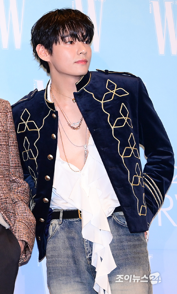 [포토] BTS 뷔, 딥브이넥으로 아찔한 왕자님