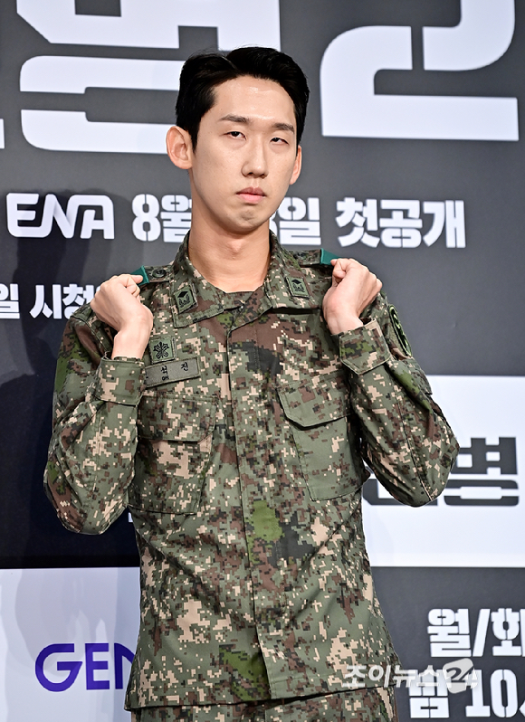 배우 이상진이 28일 오후 서울 신도림 디큐브시티 더 세인트에서 열린 지니 TV 오리지널 신병2 제작발표회에서 포토타임을 갖고 있다. '신병2'는 '신병' 시즌1에 이어지는 스토리로 일병만 되면 편해질 줄 알았던 신병 박민석(김민호 분) 앞에 화생방보다 독한 중대장 오승윤(김지석 분)이 부임하면서 펼쳐지는 파란만장한 군대 생활관 라이프를 그린 드라마다. [사진=곽영래 기자]
