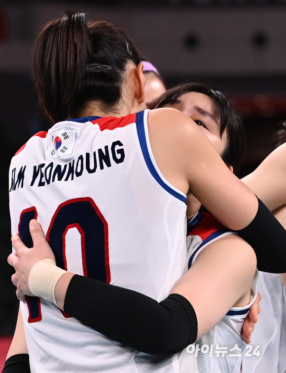 8일 오전 일본 도쿄 아리아케 아레나에서 '2020 도쿄올림픽' 여자 배구 동메달 결정전 대한민국과 세르비아의 경기가 펼쳐졌다. 한국 김연경이 세트스코어 0-3으로 패배한 후 선수들과 포옹을 하고 있다.