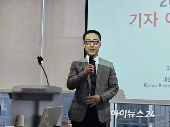 박주선 대한석유협회 회장이 20일 서울 여의도 대한석유협회에서 진행된 아카데미에서 발언하고 있다. [사진=최란 기자]