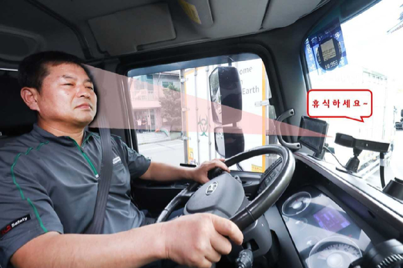 피로도(졸음)를 분석한 '영상안전 운전자 행동분석 솔루션'이 운전자에게 "휴식하세요"라는 음성 알람을 송출하고 있는 모습. [사진=LGU+]
