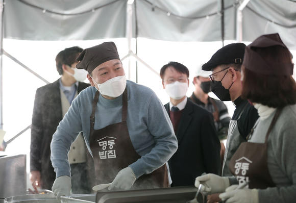 윤석열 대통령 당선인이 30일 서울 명동성당 내 무료 급식소인 명동밥집을 찾아 배식 봉사활동을 하고 있다. [사진=당선인 대변인실]