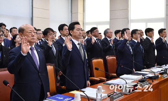 김지용 중대범죄수사청장이 26일 국회 행정안전위원회에서 열린 행정안전부, 중앙선거관리위원회 등에 대한 국정감사에서 증인 선서를 하고 있다. [사진=곽영래 기자]