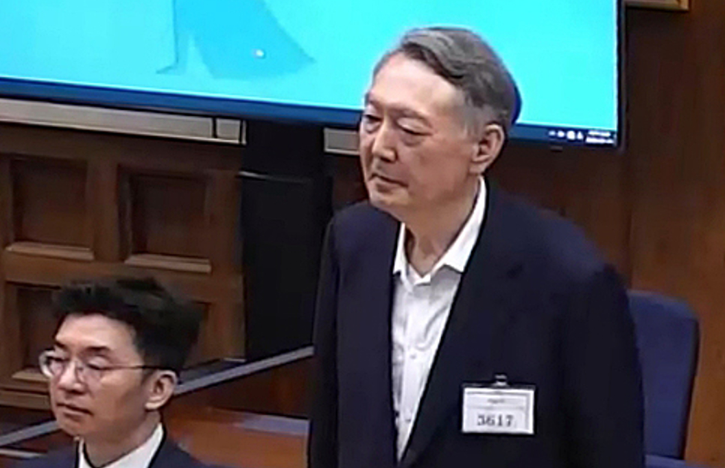 정치 브로커 명태균씨로부터 여론조사를 무상으로 받은 혐의로 기소된 윤석열 전 대통령이 13일 서초구 서울중앙지방법원에서 열린 1심 선고공판에서 선고 내용을 듣고 있다. 윤 전 대통령은 이날 징역 2년을 선고받았다. 2026.7.13. [사진=연합뉴스]