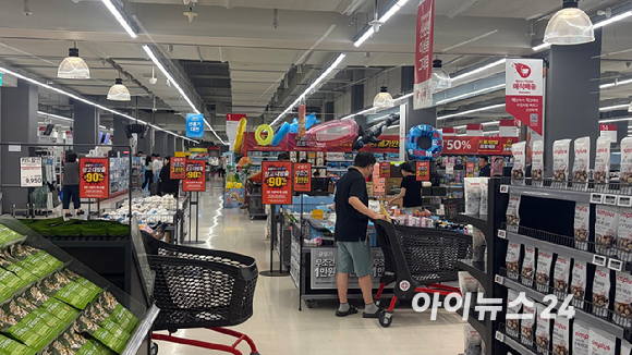 9일 서울의 한 홈플러스에 50% 할인행사를 알리는 푯말이 세워져 있었다. [사진=진광찬 기자]