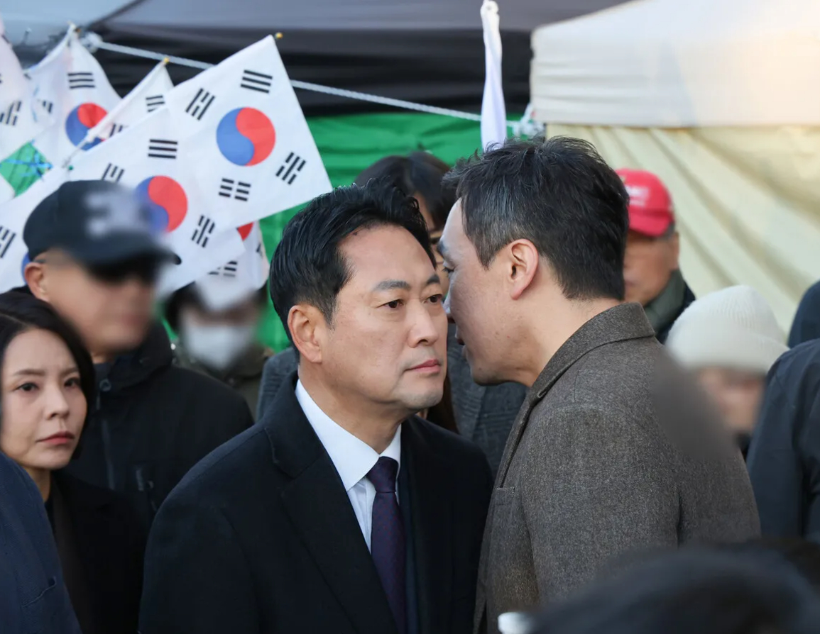 국민의힘 장동혁 대표와 김민수 최고위원이 28일 6&middot;3 지방선거 투표용지 부족 사태 등을 수사하는 이태한 선거관리위원회 특별검사팀의 서울 잠실 올림픽 공원 투표지 공개검증 현장을 찾아 대화하고 있다. 2026.10.28 [사진=연합뉴스]